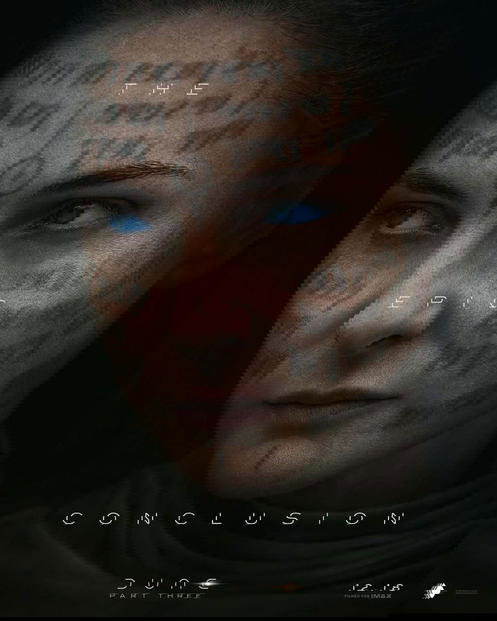 Постер «Дюна‑3»: крупный план героини с татуировками по лицу, ярко‑голубыми глазами и спокойным выражением — официальное изображение персонажа фильма.