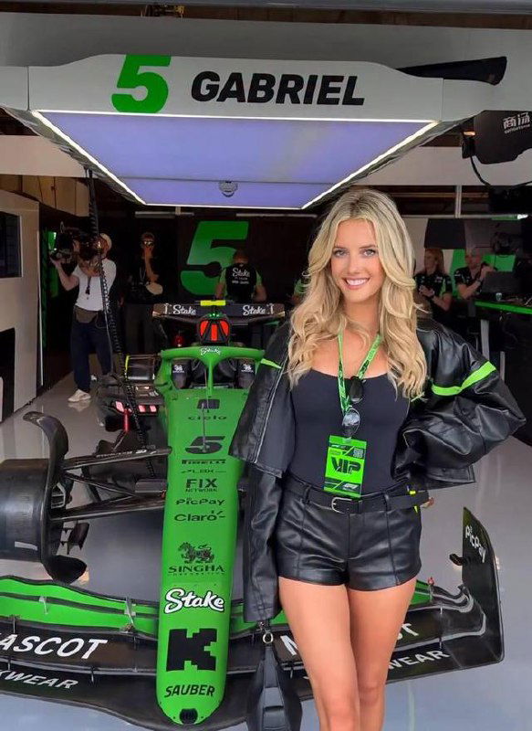 Самая сексуальная автогонщица Линдси Брюэр