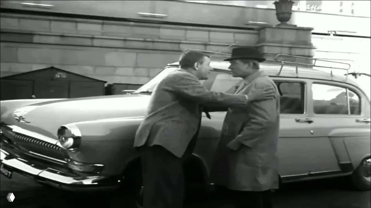 Кадр из «Иван Васильевич меняет профессию»: чёрный правительственный фаэтон ЗиС‑110Б рядом с героями, парадный ретро‑автомобиль в кадре.