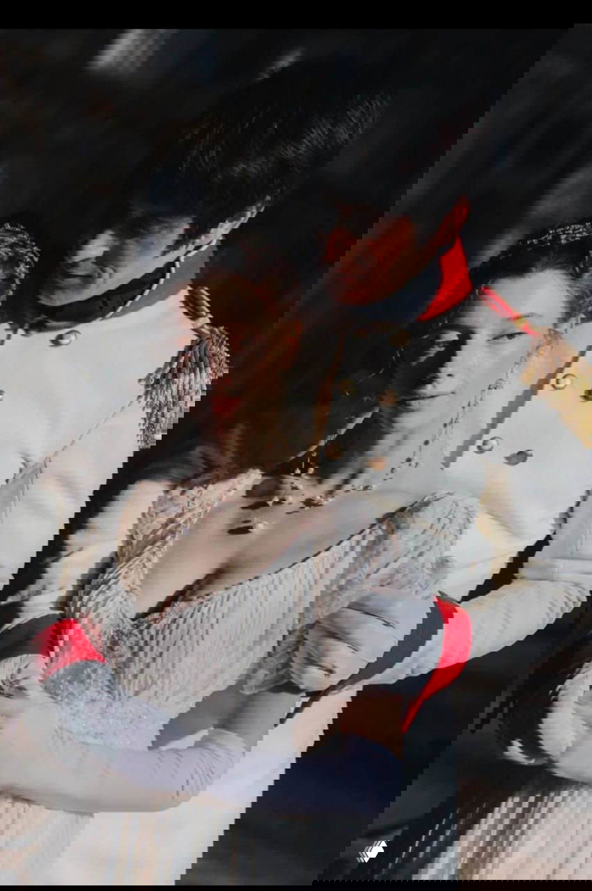 Полина Гухман вместе с актёром в военной форме — сцена бала, белое платье в стиле ампир и драматическое освещение в интерьере.