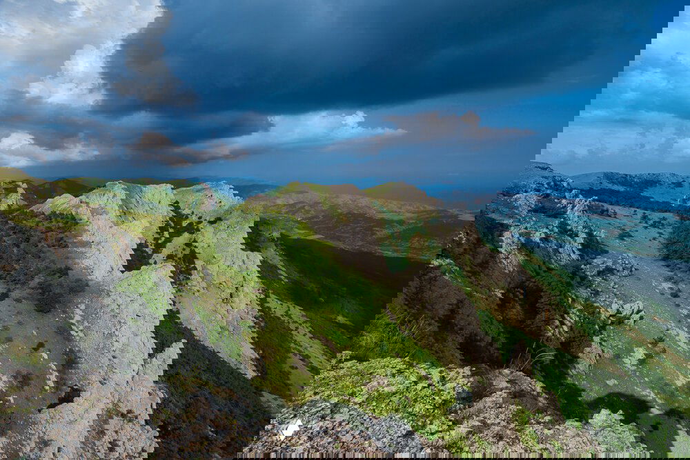 Горные хребты и зелёные плато Крыма под динамичными облаками, широкий вид на горные долины и утёсы — авторские кадры Андрея из Крыма.