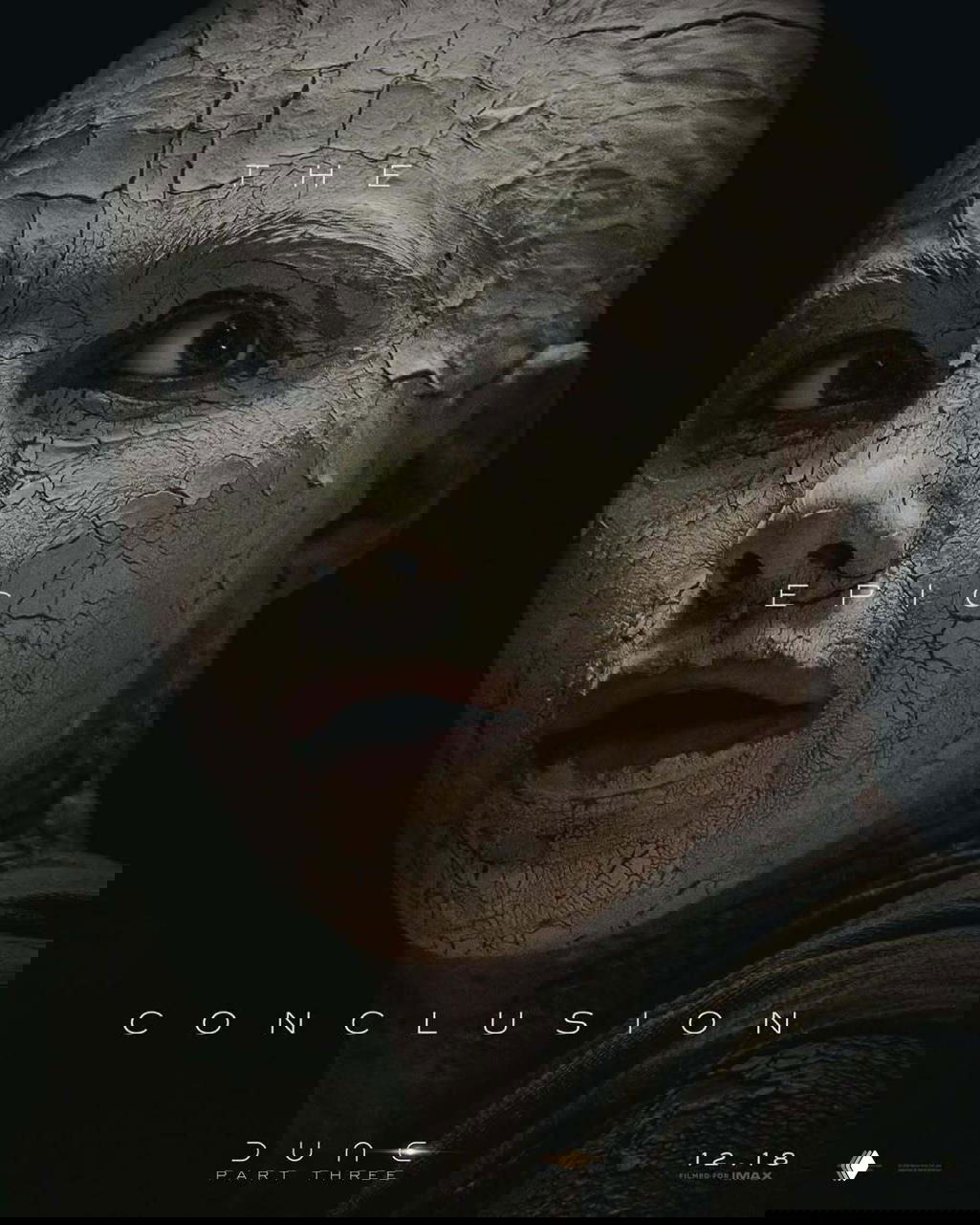 Постер «Дюна‑3»: крупный план лица, покрытого высохшей глиной или песком, с потрескавшейся текстурой кожи и выразительным взглядом — промо‑образ персонажа.