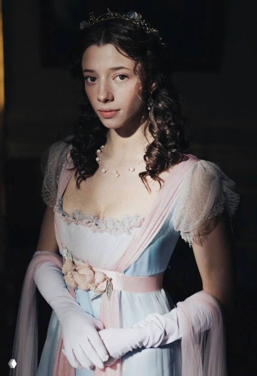 Портретный кадр Полины Гухман в образе Наташи Ростовой: крученые волосы, нежный макияж и жемчужные украшения в историческом антураже.