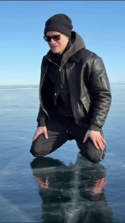 Видео-клип с другим кадром подборки: молодой человек в коричневой рубашке ест эскимо перед занавесом — часть смешанного поста с разными видео и сторис.