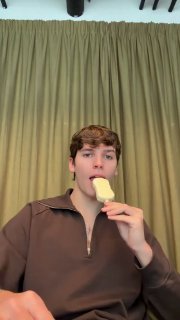 Скриншот из TikTok с большим знаком «18+» на белом фоне — заставка или предупреждение в одном из видео подборки мемов и сторис.