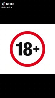 Маленький кадр вертикального видео с молодым человеком на прозрачном льду Байкала — ещё один фрагмент вирусной серии сторис, использованный в мемах.