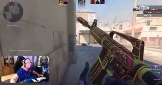 Скриншот геймплея Counter-Strike: вид от третьего лица/первого лица с оружием на карте Dust 2 и мини-окно стрима с пожилой стримершей.