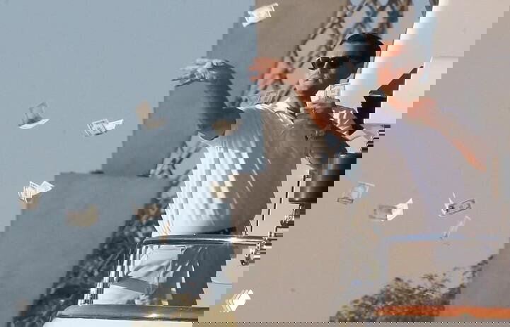 Подростки в Москве нашли сумку с $88 тыс. и сожгли её