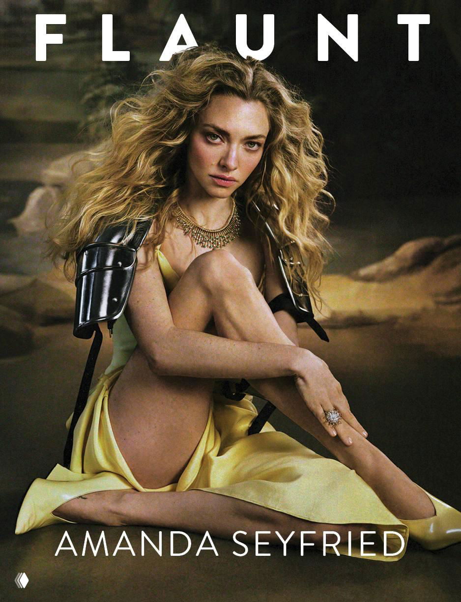 Обложечный снимок: женщина в вечернем платье сидит на фоне живописной студийной декорации с текстовым логотипом издания вверху кадра.