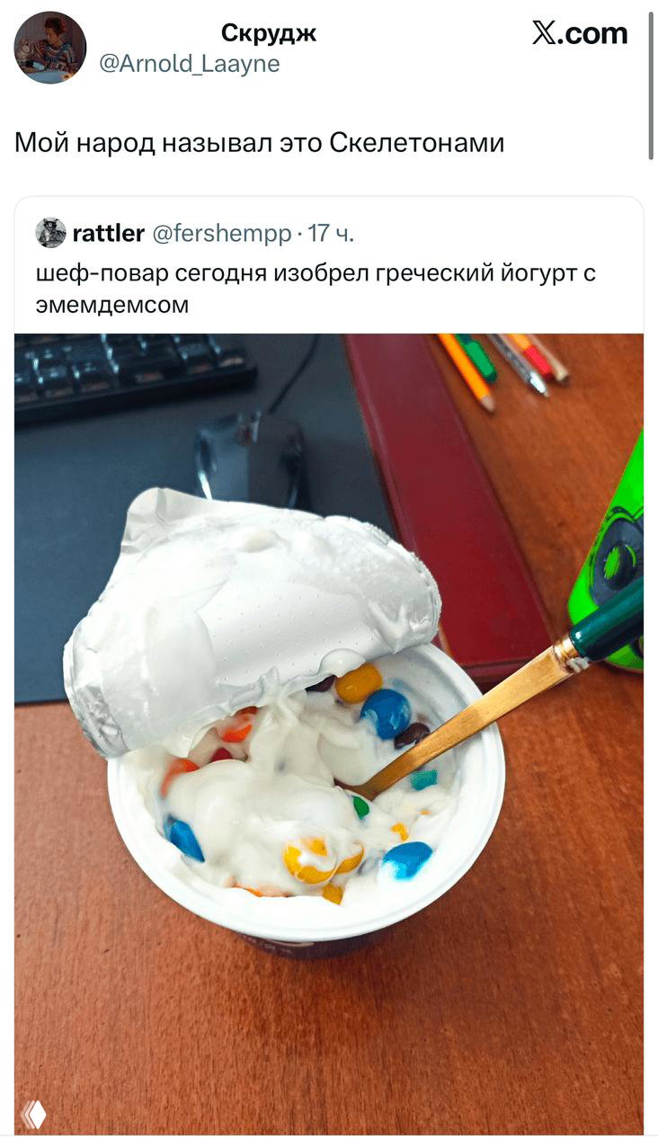 Скриншот твита с фотографией крыши и вывески ресторана, подпись: «Где-то прошлое соприкасается с настоящим», городской пейзаж.