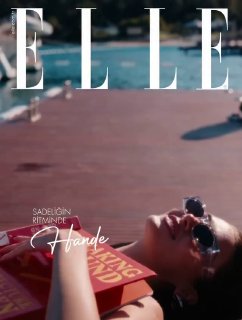 Ханде Эрчел в солнечной летней фотосессии для Elle: актриса лежит у бассейна в солнцезащитных очках, рядом книга и расслабленная пляжная атмосфера на снимке.