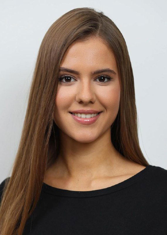 Портрет ещё одной финалистки «Мисс Татарстан‑2026»: прямые волосы, мягкая улыбка, крупный план лица и светлый студийный фон.