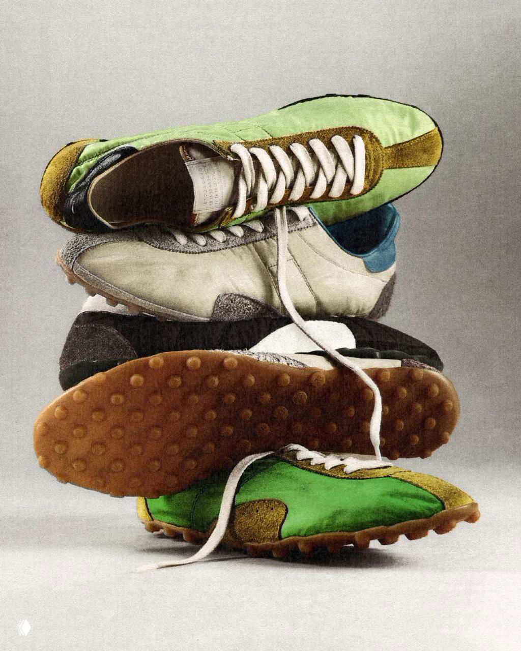 Стилизованная стопка ретро-беговых кроссовок с тонкой подошвой и выраженной вытянутой формой, видно протекторную структуру.