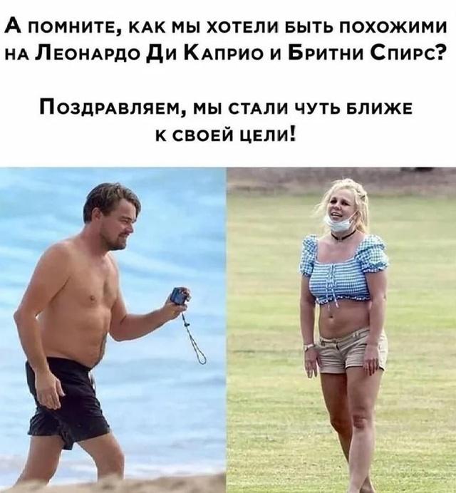 Сцена на пляже из популярного фильма: мужчина в плавках с фотоаппаратом, изображение используется в шутливом сравнении внешности и ожиданий.