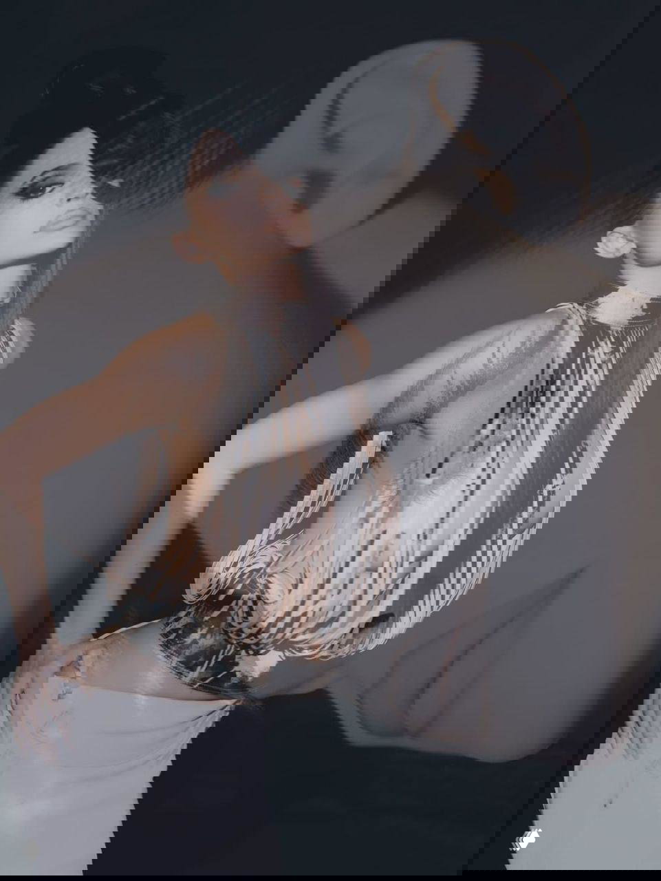 Двойная экспозиция: модель в прозрачном платье и длинными прядями волос на фоне размытых портретных наложений, арт‑приём в студии.