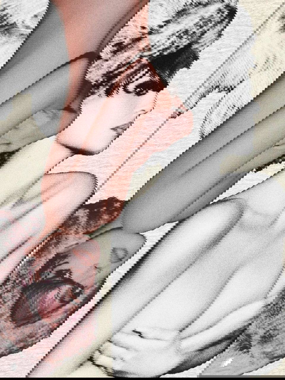 Коллажный художественный кадр с дублированием портрета и силуэта модели, внимание к форме тела и текстурам одежды в композиции.