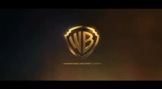 Золотой логотип Warner Bros. на тёмном фоне — кадр-превью трейлера третьей «Дюны», подчёркнутая атмосферность и кинематичный тон