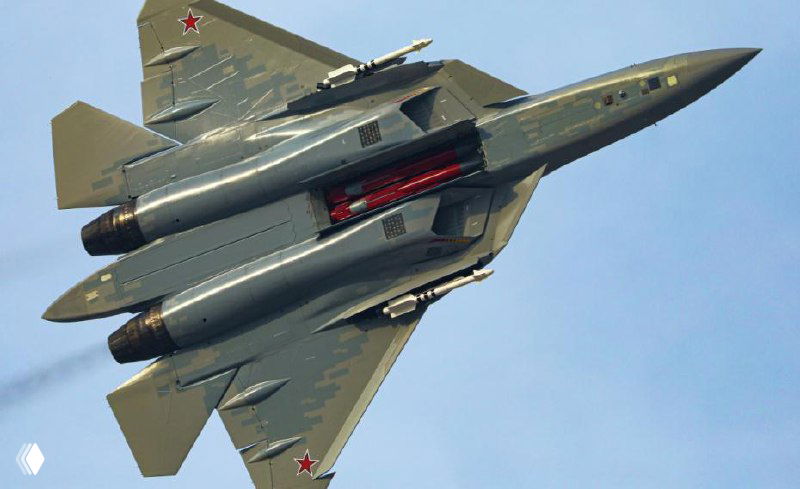 Несколько истребителей Су-57 в полёте в строю — динамичный кадр с подчёркнутой формой самолётов и постобработкой изображения.