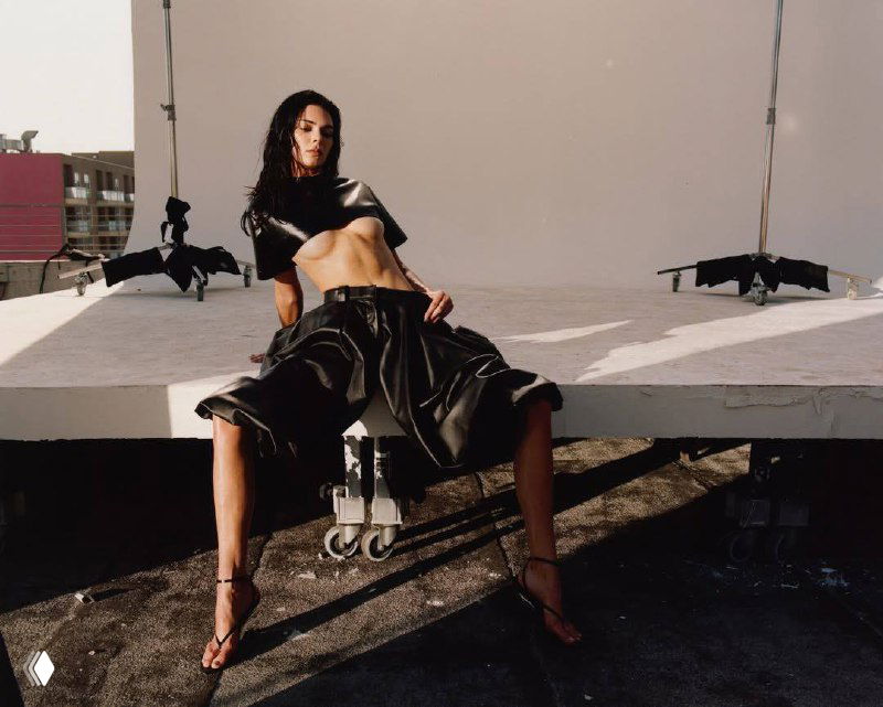 Композиция с цифровыми искажениями: фрагментированное изображение пляжа и силуэта модели с артефактами пикселизации и смещением кадров.