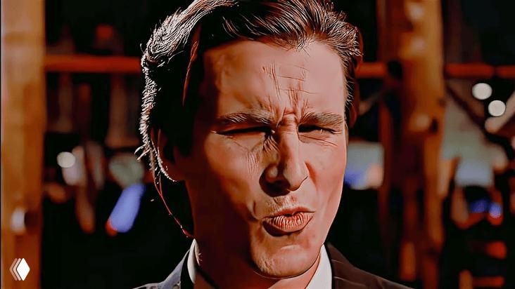 Крупный план мужчины в костюме с напряжённым выражением лица, драматическое освещение и акцент на мимике в сцене.