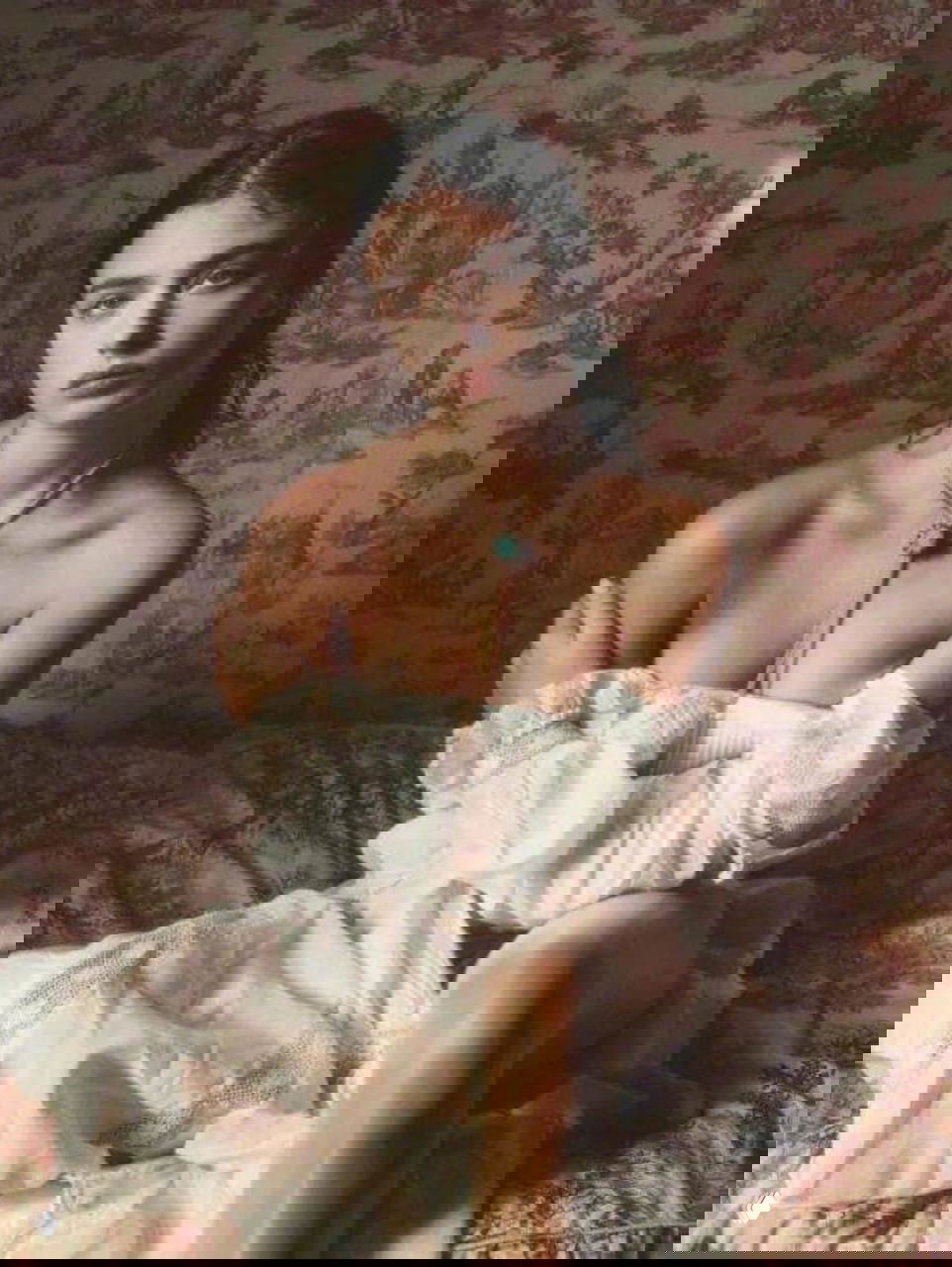 Портрет Девы Кассель в лёгком платье с открытыми плечами и украшением на шее; интимный, художественный кадр из журнала Modern Weekly.