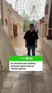 Мужчина в тёмной футболке стоит внутри прохода на фоне большого колеса обозрения; виден наложенный англоязычный баннер Daily Mail.