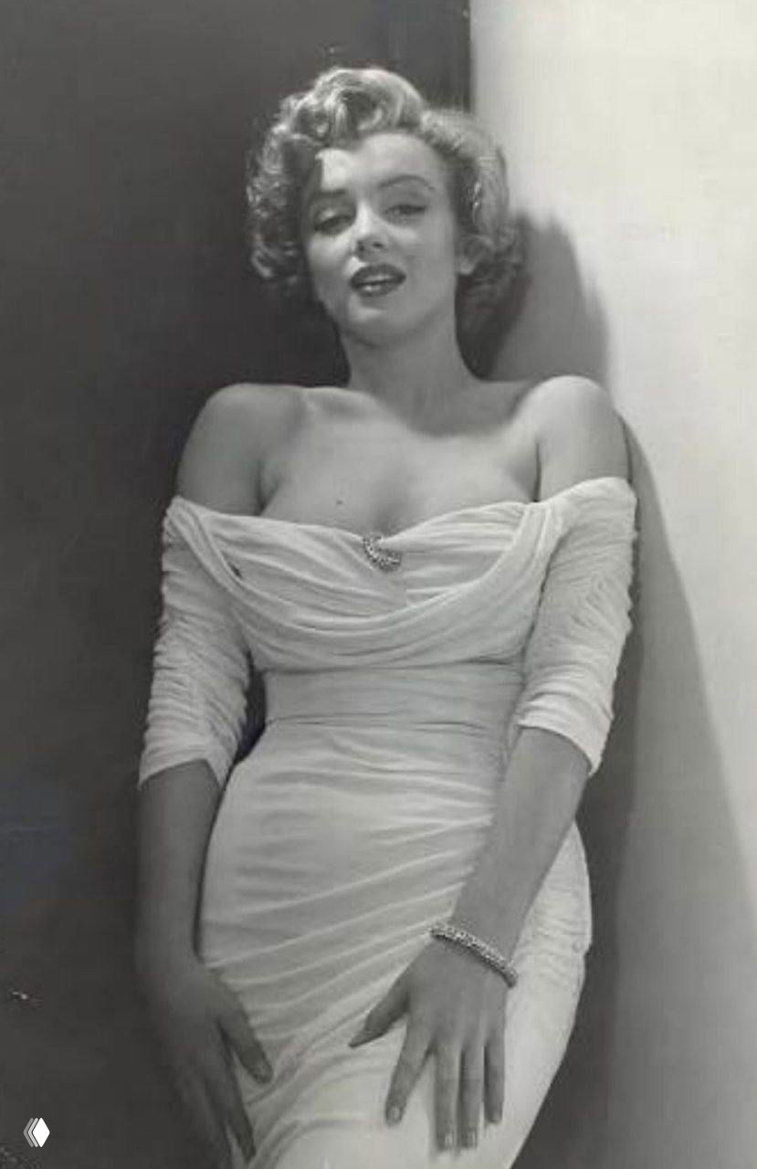 Черно‑белая архивная фотография женщины в драпированном платье 50‑х, демонстрирующая культовый ретро‑образ и характерную позу.