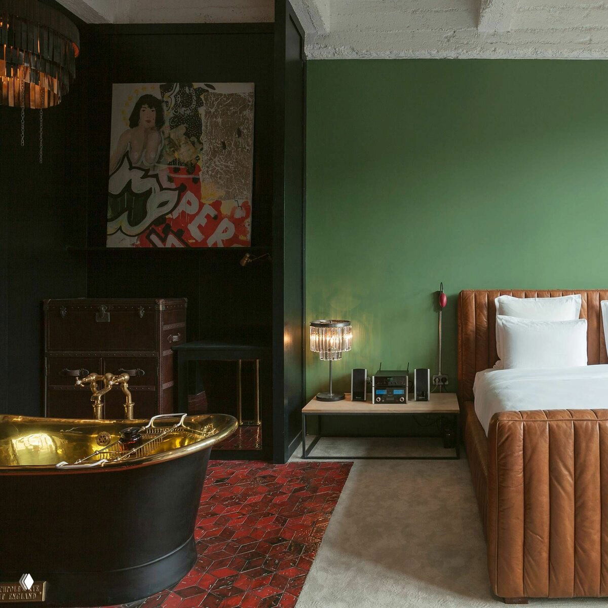 Интерьер номера с кожаной кроватью и чёрной ванной: стильный бутик-отель с ретро-элементами, пример места из подборки.