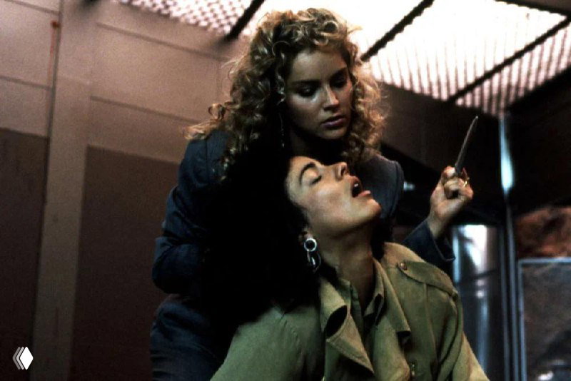 Искажённый и фрагментированный кадр из фильма: наложение нескольких сцен с женским и мужским силуэтом в затемнённом помещении.