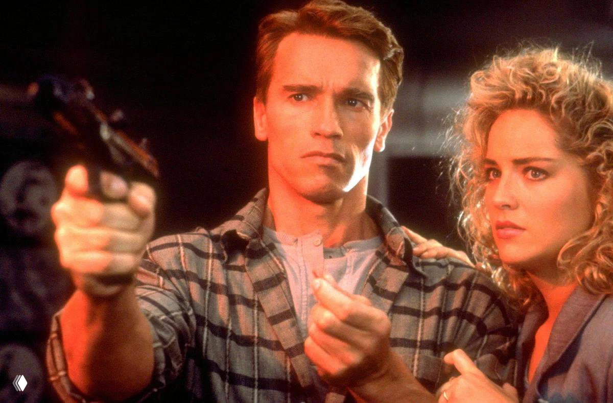 Кадр с мужчинами и женщиной: сцена напряжённого диалога в тёплой цветовой гамме, подчёркнуты эмоции и позы персонажей.