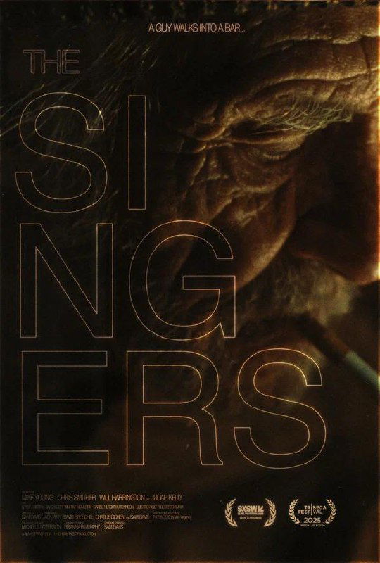 Тёмный постер с крупным планом стареющего лица и большой типографией THE SINGERS: мрачная, атмосферная композиция для короткометражной ленты.