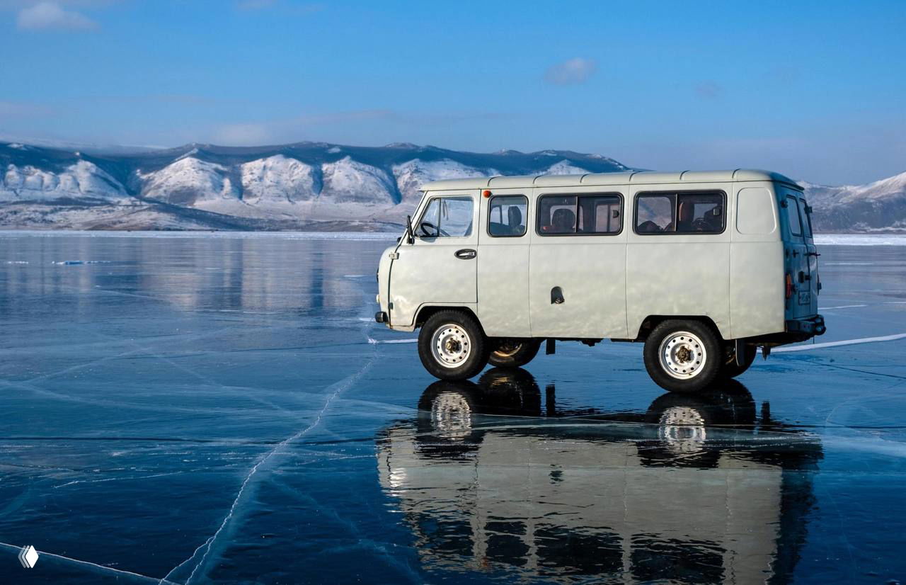 Трагедия на Байкале: УАЗ ушел под лед вместе с туристами