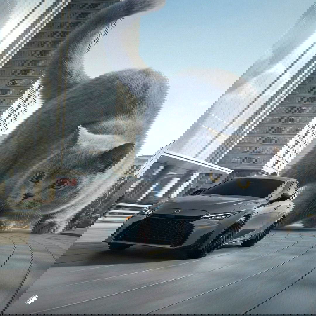 Серый седан Lexus на современной улице, позади него шагает гигантский серый кот — рекламный кадр с наложением масштаба для эффекта.