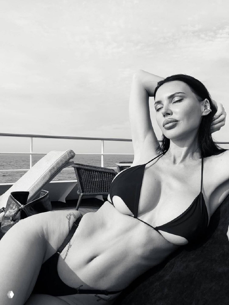 Оксана Самойлова устроила фотосессию на яхте