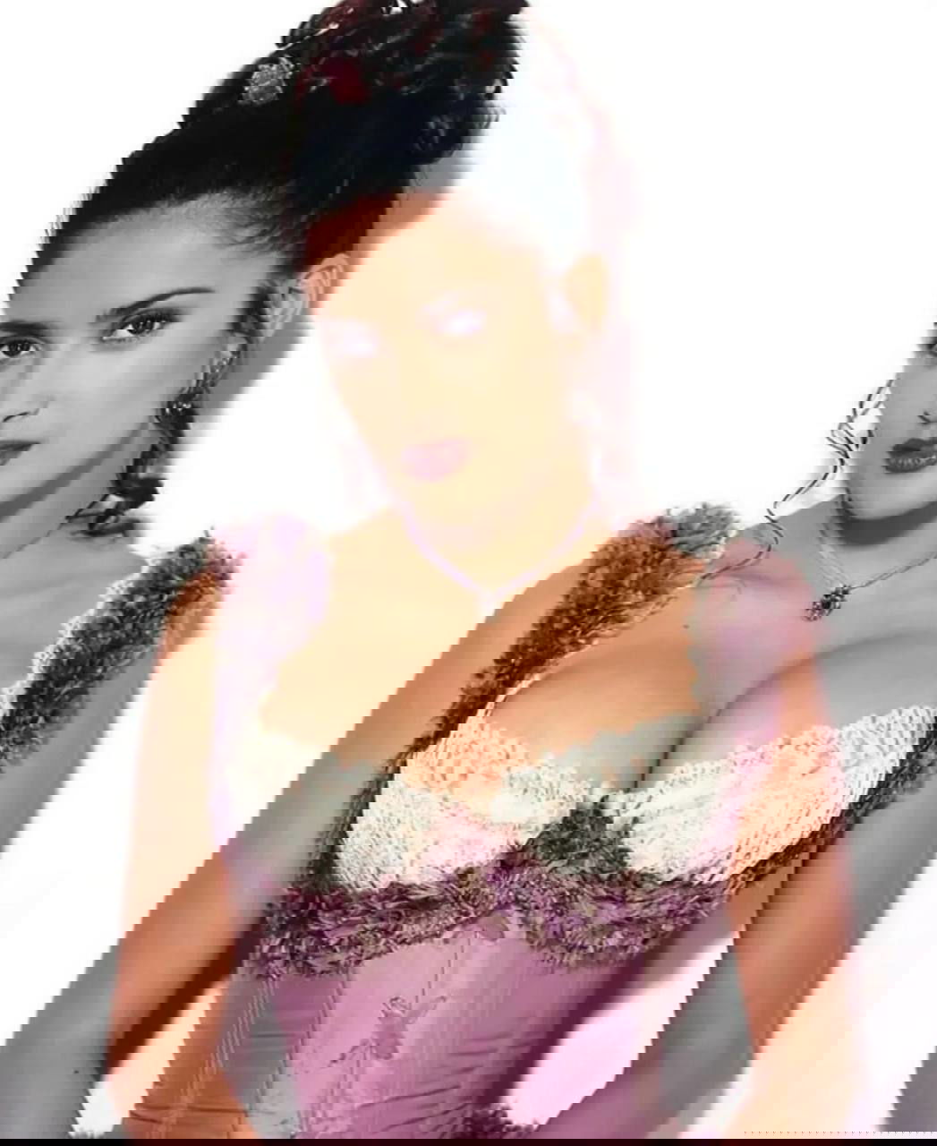 Фотография актрисы в корсете и ретро‑макияже на белом фоне, образ из студийной фотосессии к фильму 1999 года.