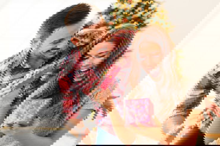 Какую косметику подарить девушке, чтобы не облажаться