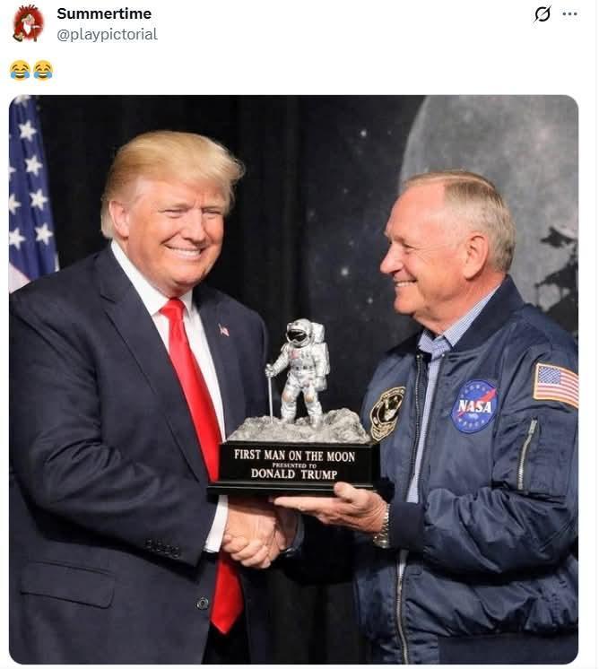 Мужчина в костюме улыбается и пожимает руку пожилому человеку в космической форме рядом со статуэткой — юмористический мем, стилизованный под награждение.