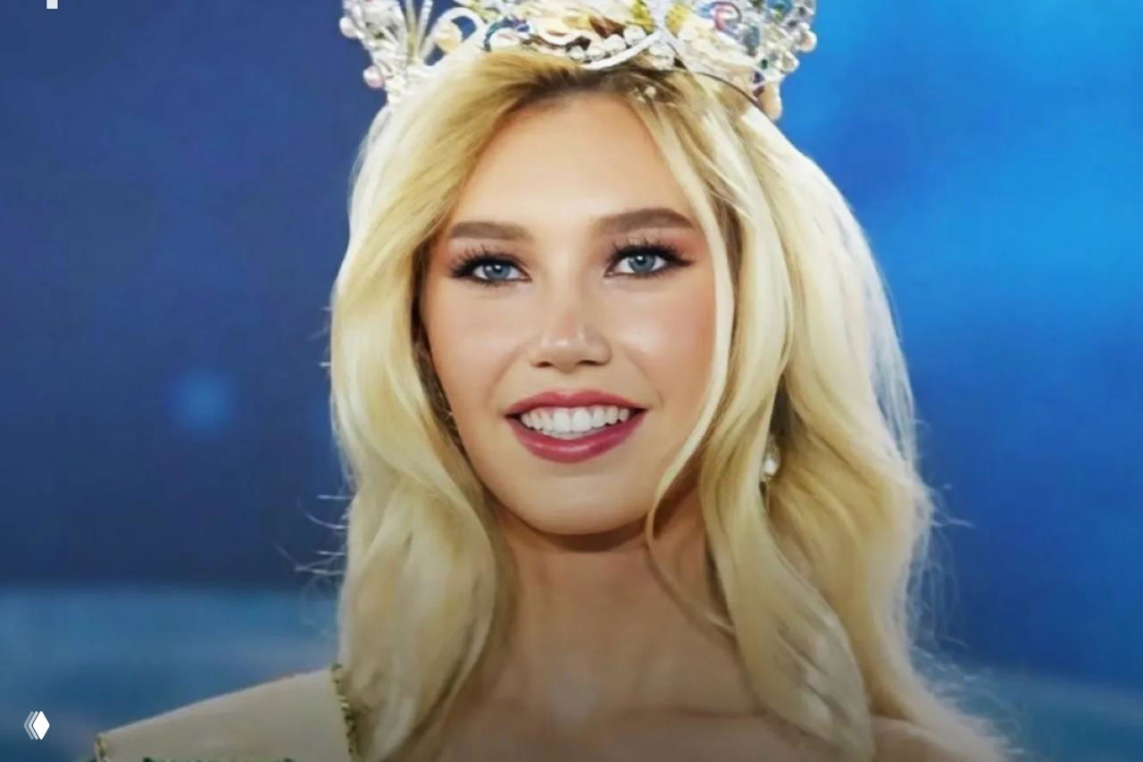 Крупный план победительницы Miss Earth 2025 Натали Пушкиновой в короне и с широкой улыбкой на сцене во время награждения.