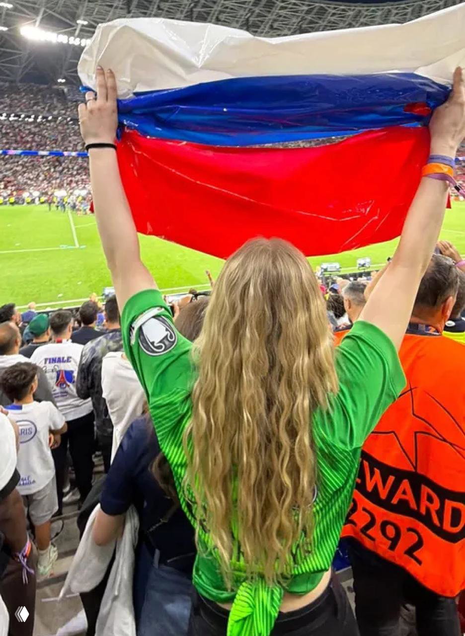 Жена вратаря ПСЖ Матвея Сафонова вышла с флагом РФ