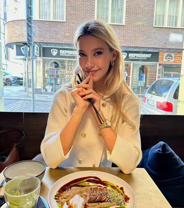 Натали Пушкинова за столиком в кафе — неофициальное фото модели в повседневном образе в рамках поездки после конкурса.