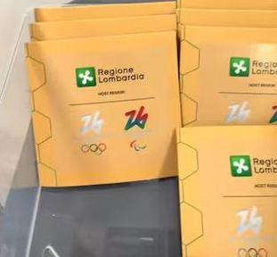 Упаковки бесплатных презервативов с логотипом — несколько коричневых пакетиков на столе, близкий план