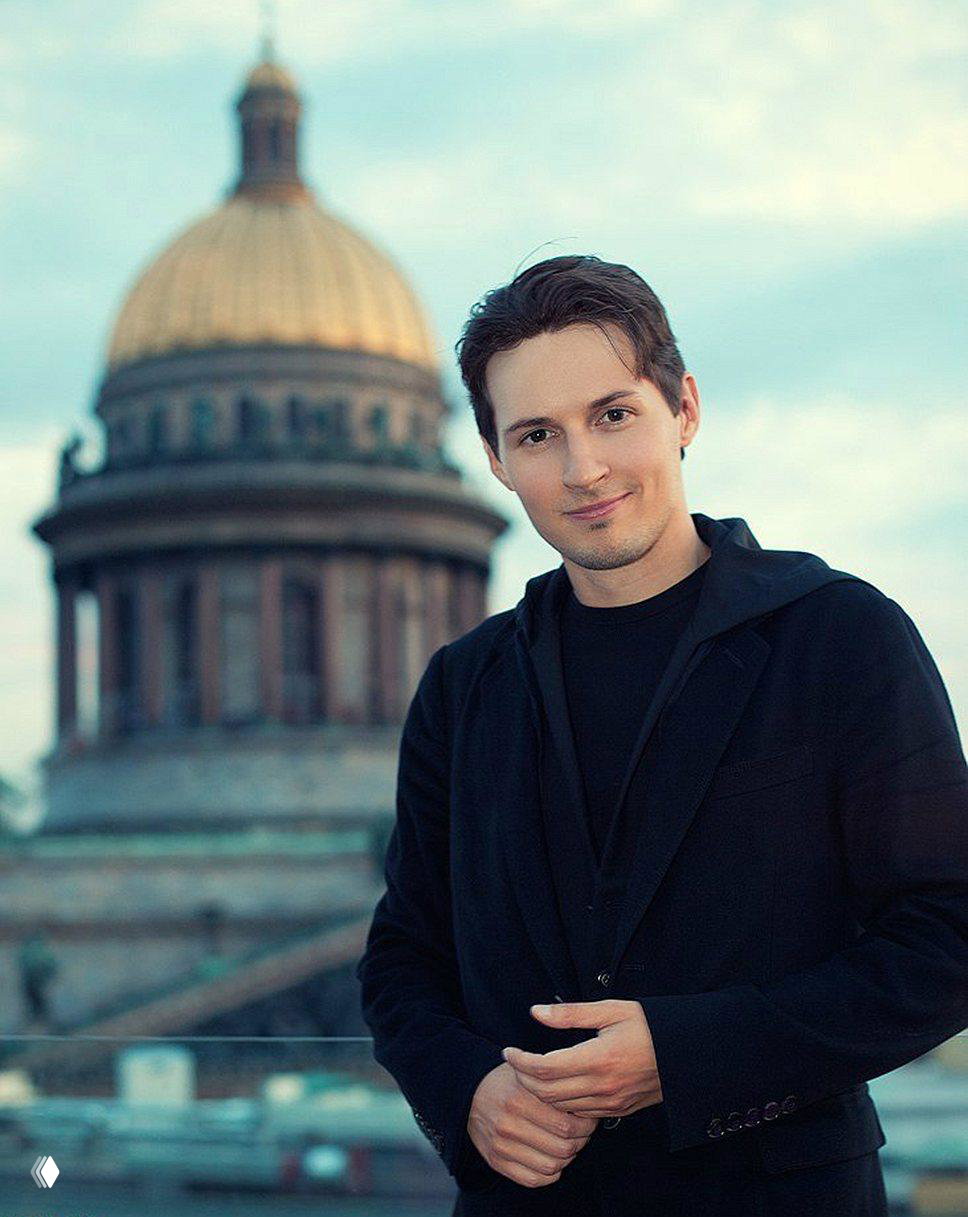 Человек на открытой площадке на фоне купола собора, полупрофильный портрет и городской архитектурный фон при мягком освещении.