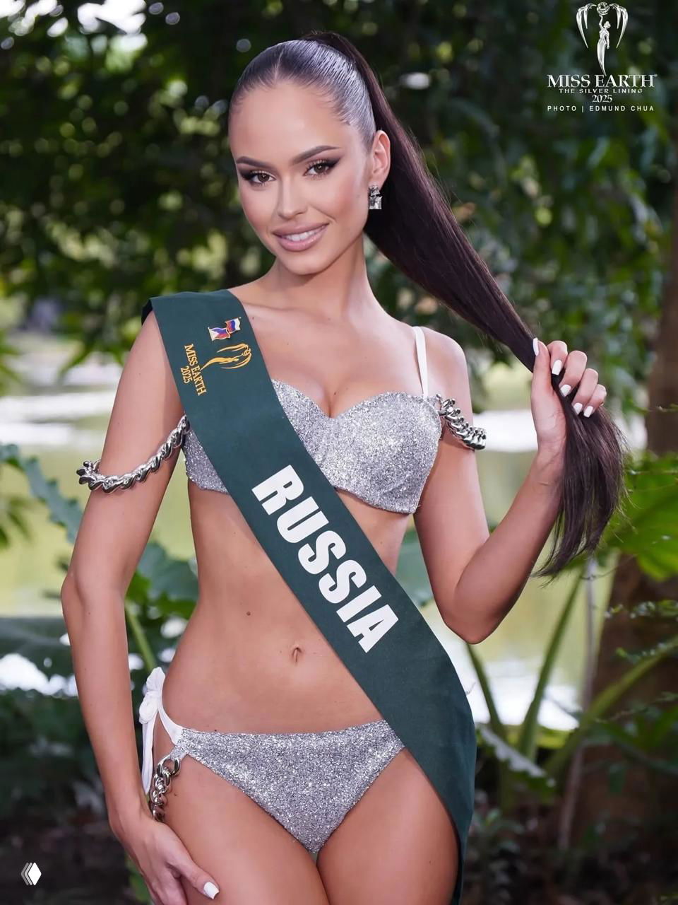 Российская участница Елизавета Гурьянова в серебристом купальнике и ленте "RUSSIA" — фото россиянки, которая вошла в топ-12 конкурса Miss Earth 2025.