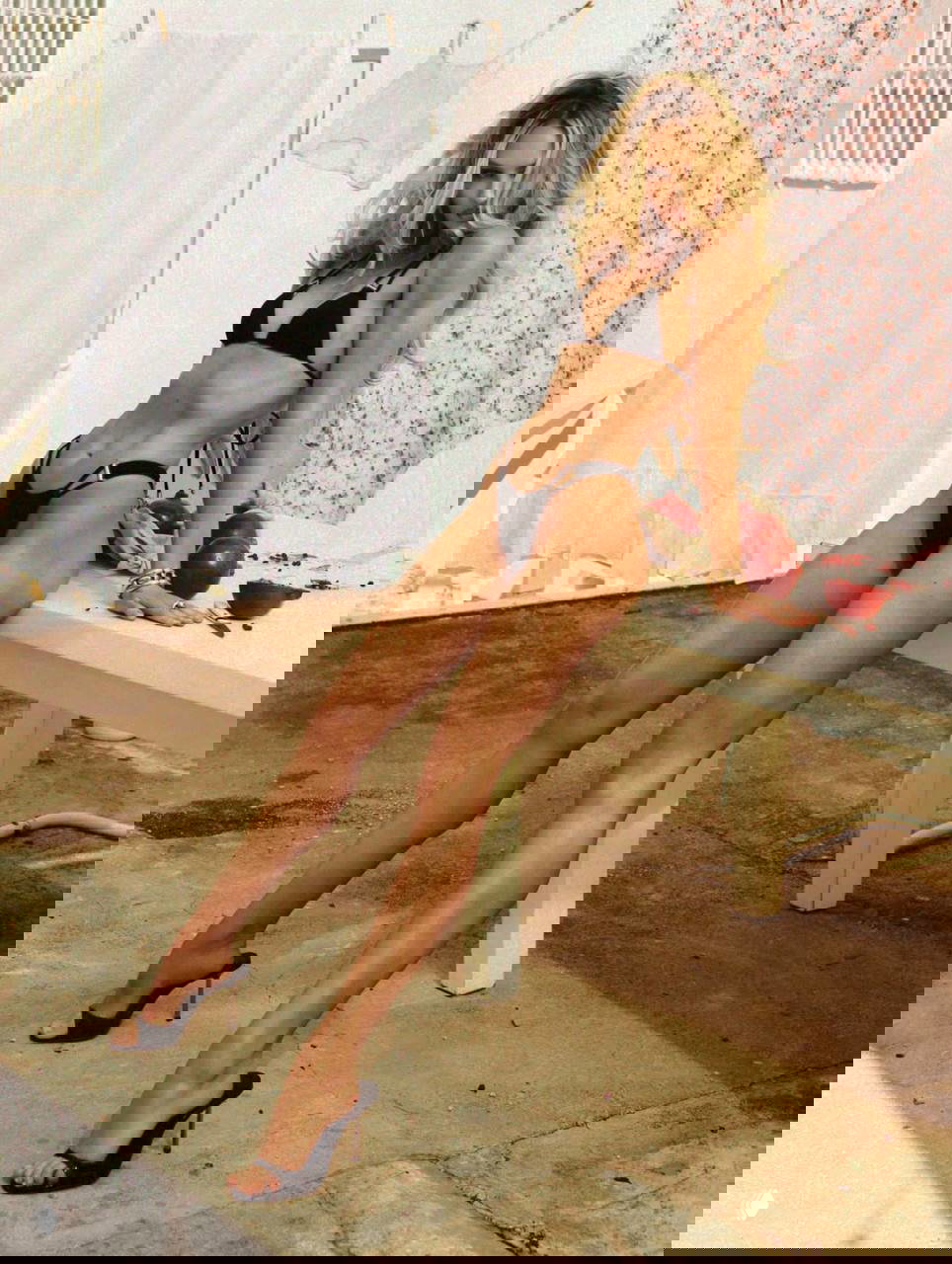 Кэндис Сванепул в фотосессии с гранатами