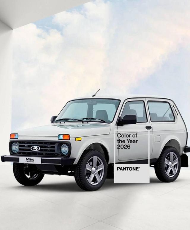 Фотомонтаж: белая Lada Niva с наложенным квадратиком Pantone и надписью Color of the Year 2026 — ирония над тем, что цвет года просто белый.