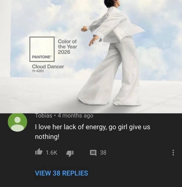 Коллаж: рекламный визуал Cloud Dancer и скриншот комментариев/лайков, где пользователи иронизируют над образом и недостатком энергии в официальном фото.