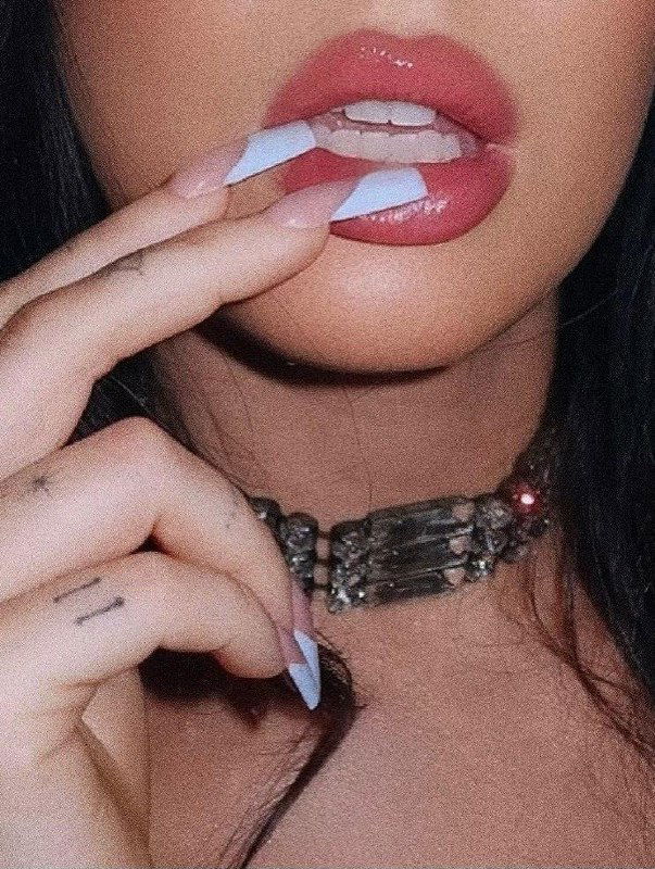 Крупный и частично искажённый кадр губ, руки с маникюром и украшениями, глитч‑эффект в стиле арт‑обработки близкого плана.