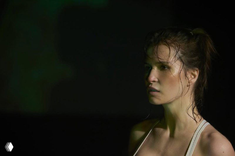 Лукерья Ильяшенко в спортивном или боевом образе на съёмках второй части «Воровка», крупный план лица и плечевого пояса