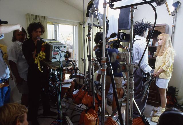 На площадке: операторы и осветители вокруг декора, персонаж и съёмочная техника видны в рабочем процессе съёмок фильма.