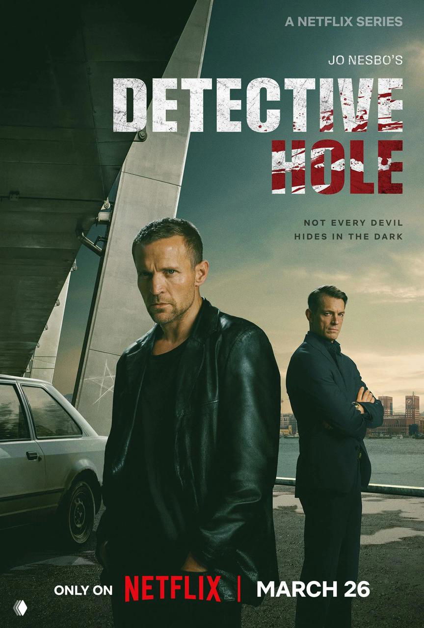 Драматический постер: два мужчины на фоне городского пейзажа у автомобильной пробки, атмосферный тон и крупный англоязычный заголовок.